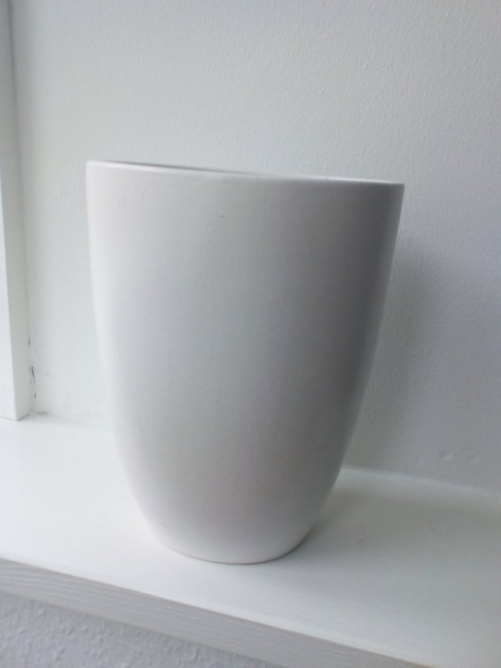 Hvid vase 50 kr "RETRO"