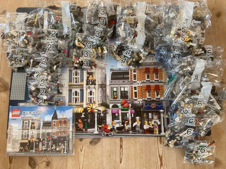 Lego Creator, 10255 Assembly