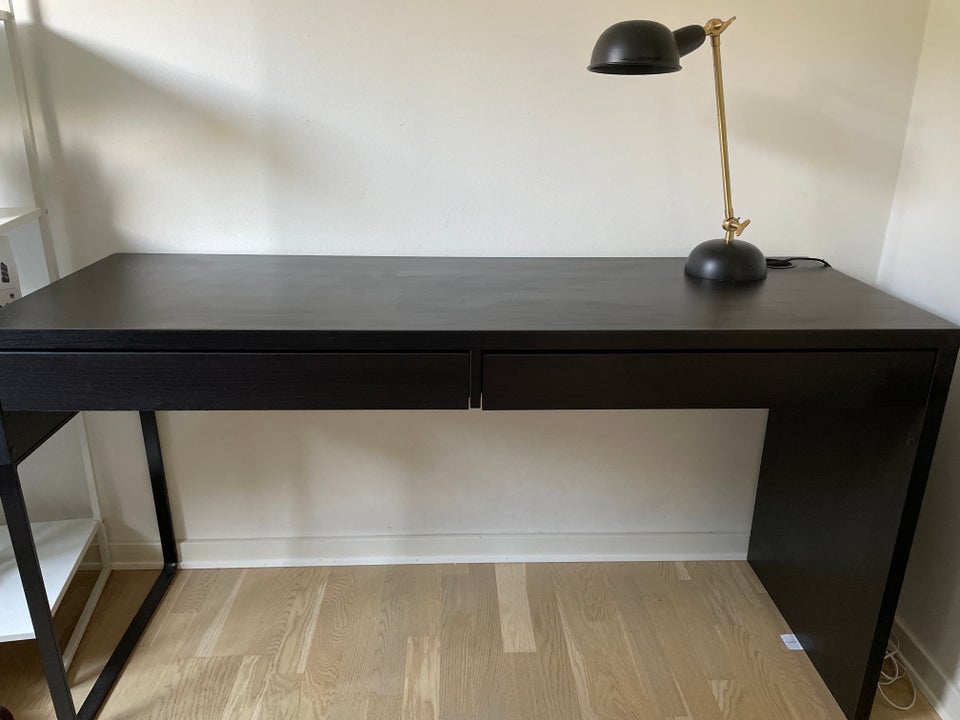 Skrivebord, Ikea, b: 142 d: 52 h: 75