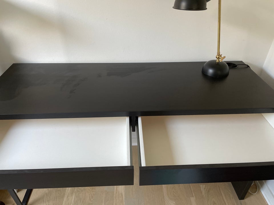 Skrivebord, Ikea, b: 142 d: 52 h: 75