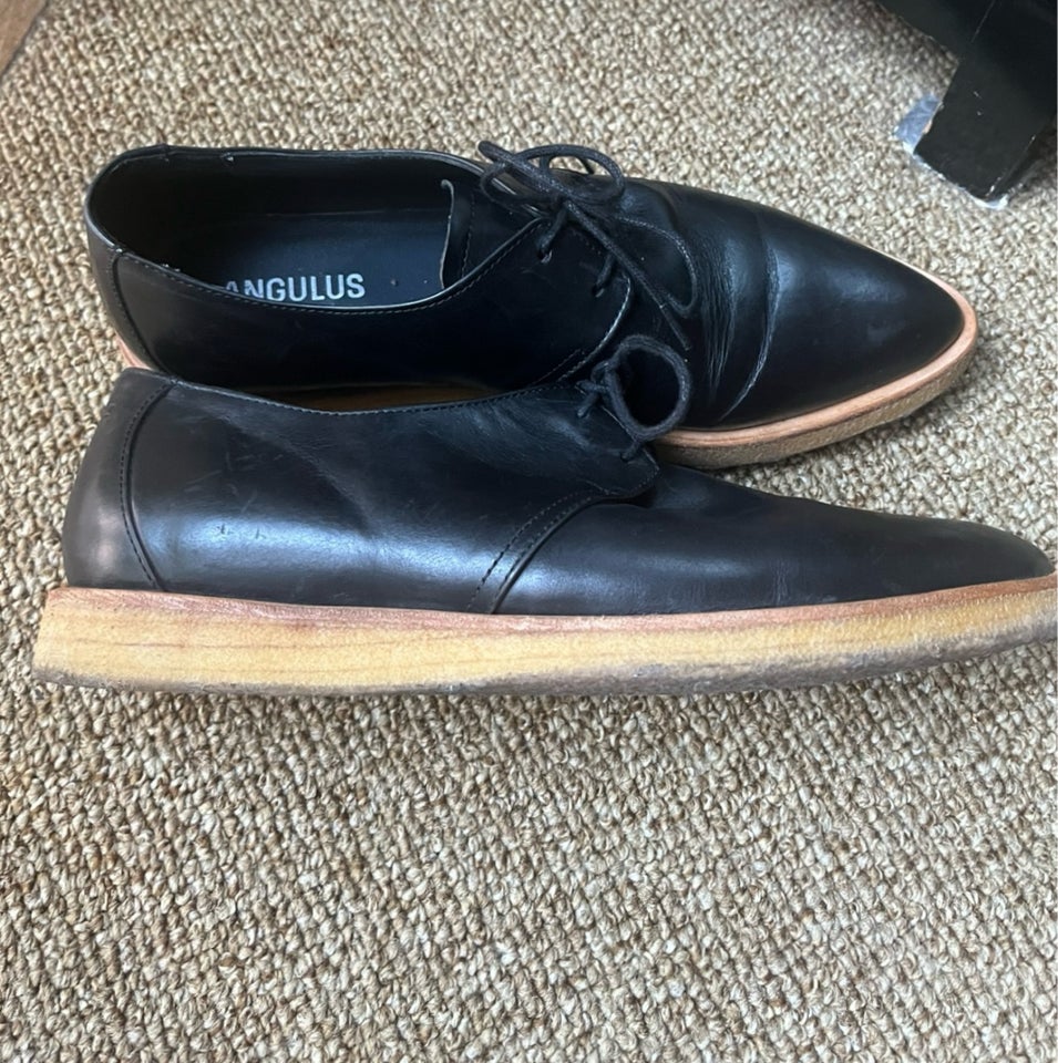 Loafers, str. 38, Angulus