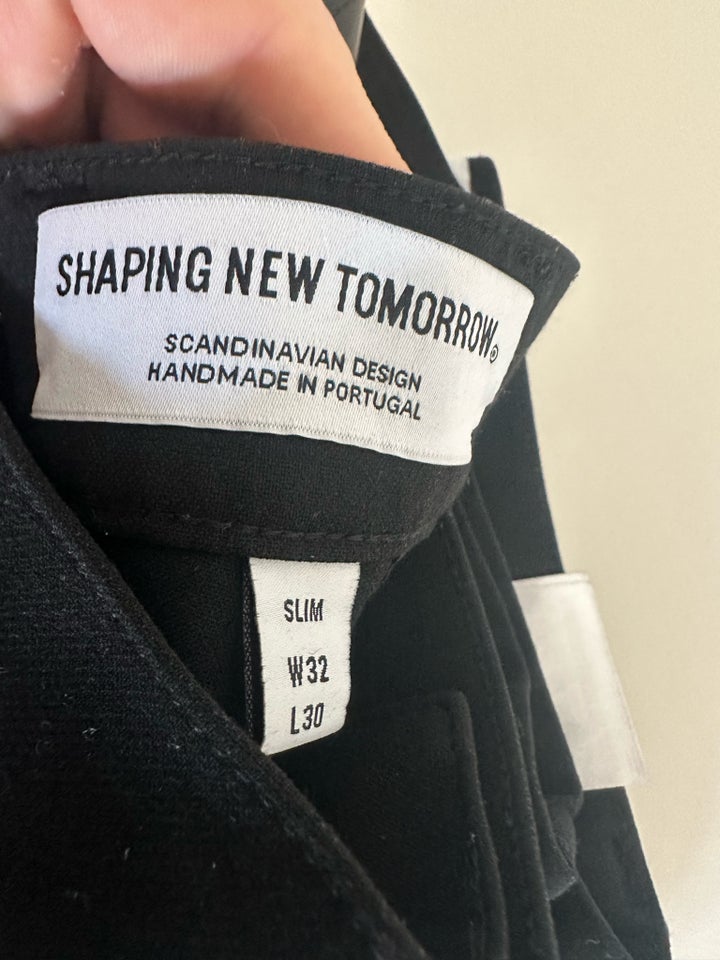 Chinos, Shaping new tomorrow , str.