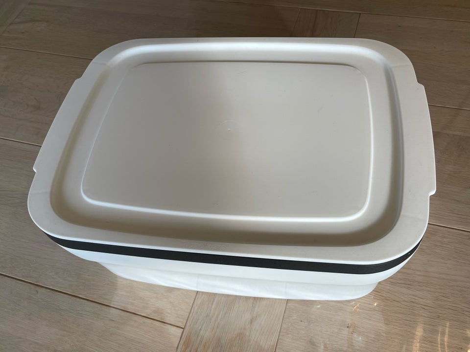 Tupperware brødkasse, Tupperware