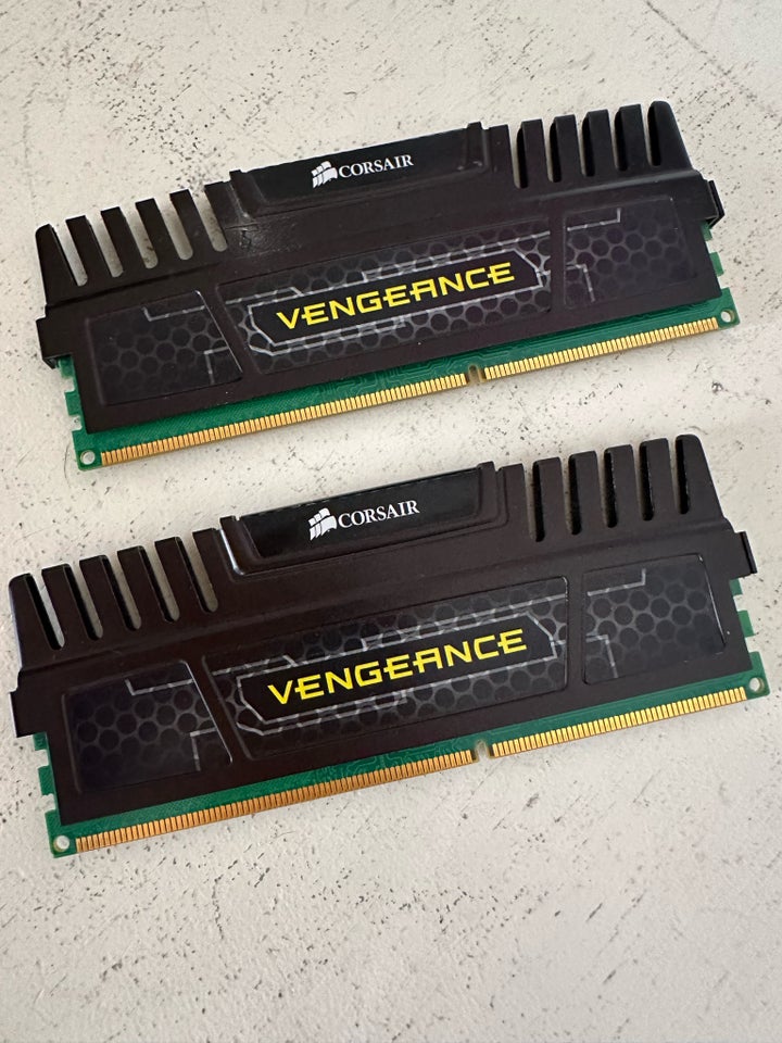 Corsair 8 gb  DDR3 SDRAM