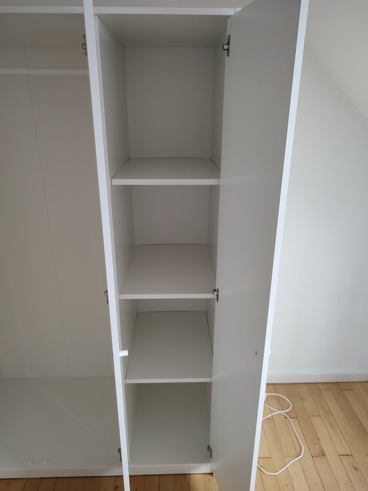 Klædeskab IKEA b: 117 d: 55 h: 176