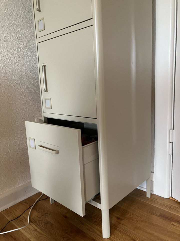 Højskab IKEA b: 45 d: 47 h: 172