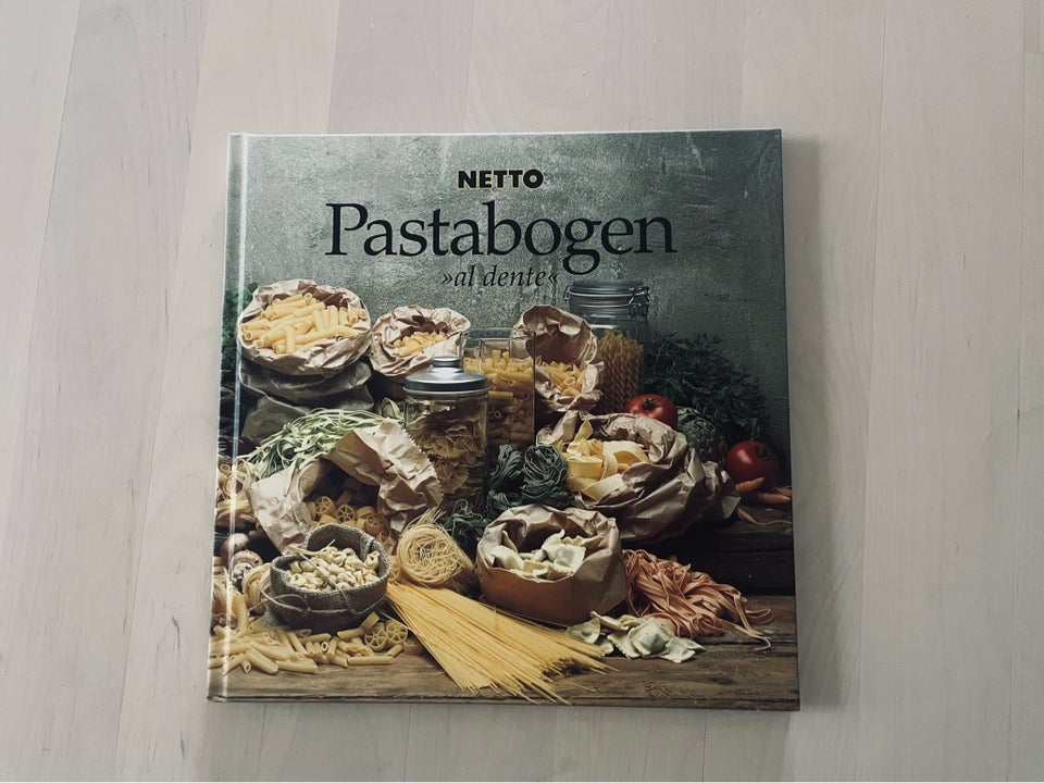 Pastabogen, Netto, emne: mad og vin