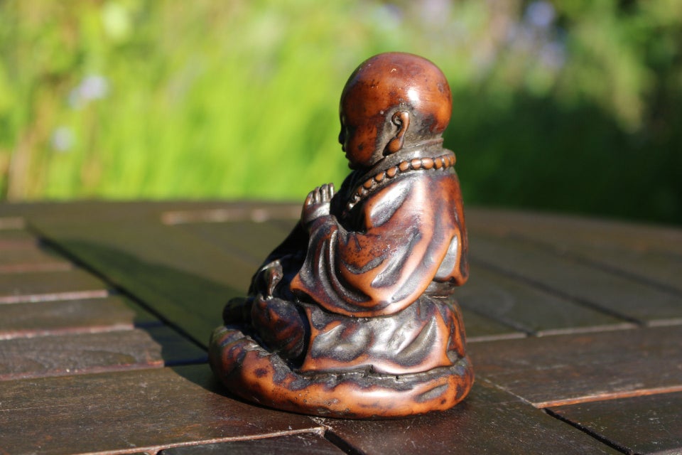 Buddha figur brun sten lakeret