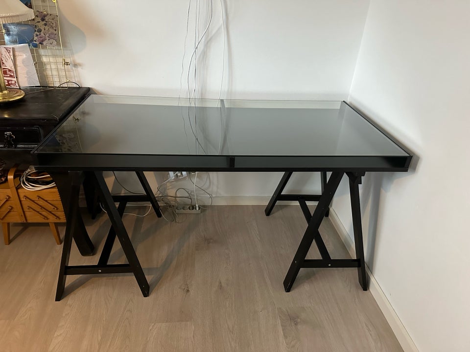 Skrivebord, Ikea, b: 140 d: 70 h: 77