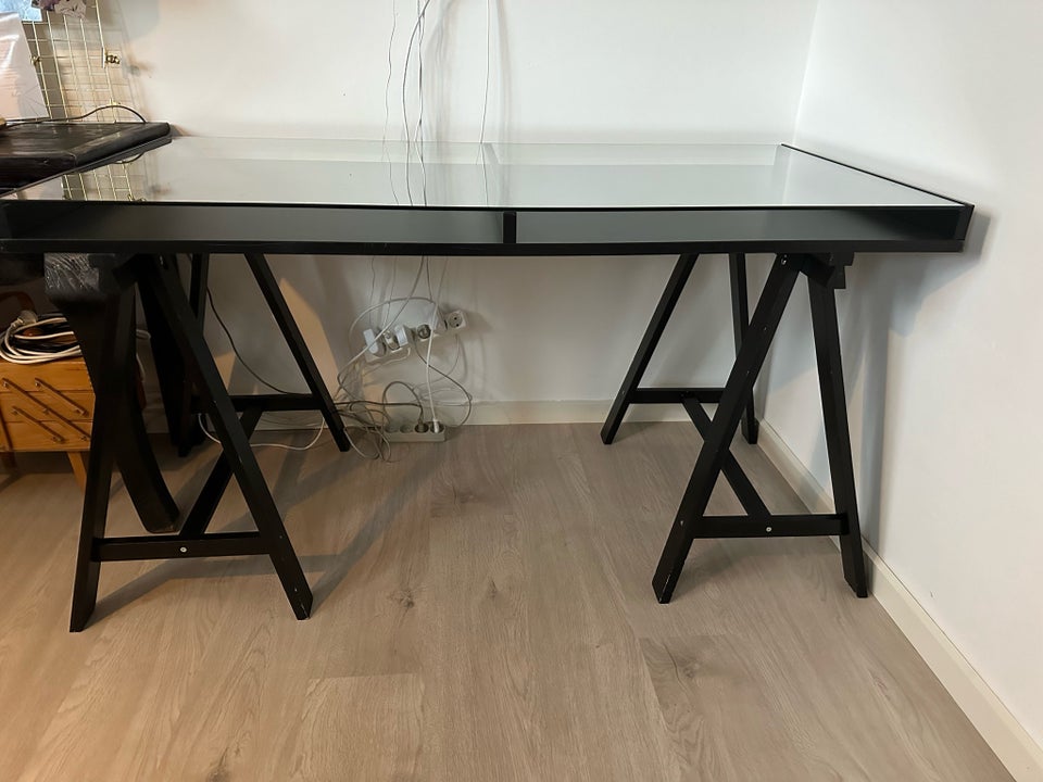 Skrivebord, Ikea, b: 140 d: 70 h: 77