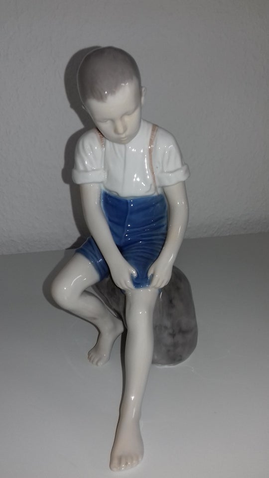 Dreng på sten, porcelænsfigur,