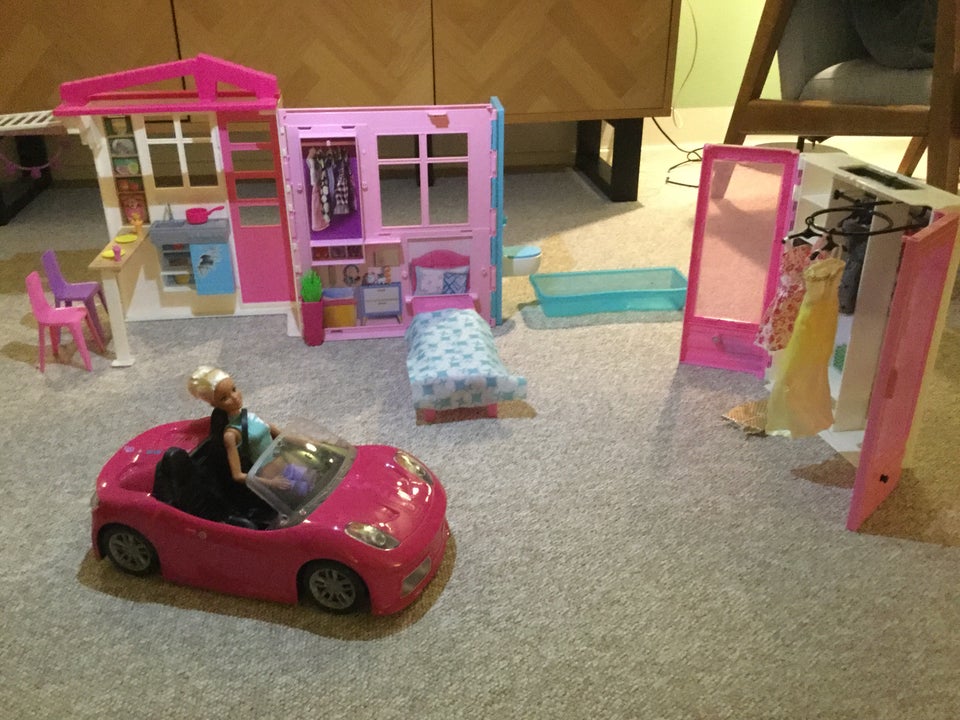 Barbie, Hus + klædeskab + bil