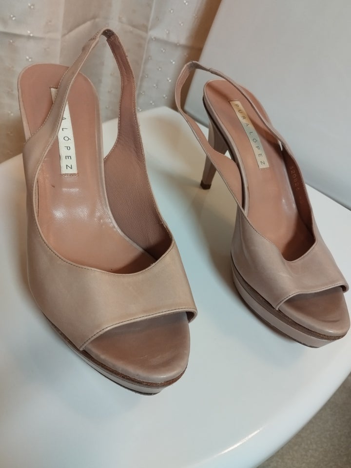 Pumps, str. 40, Pura Lopez