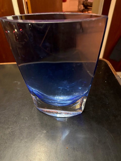 Vase vase i blåt glas