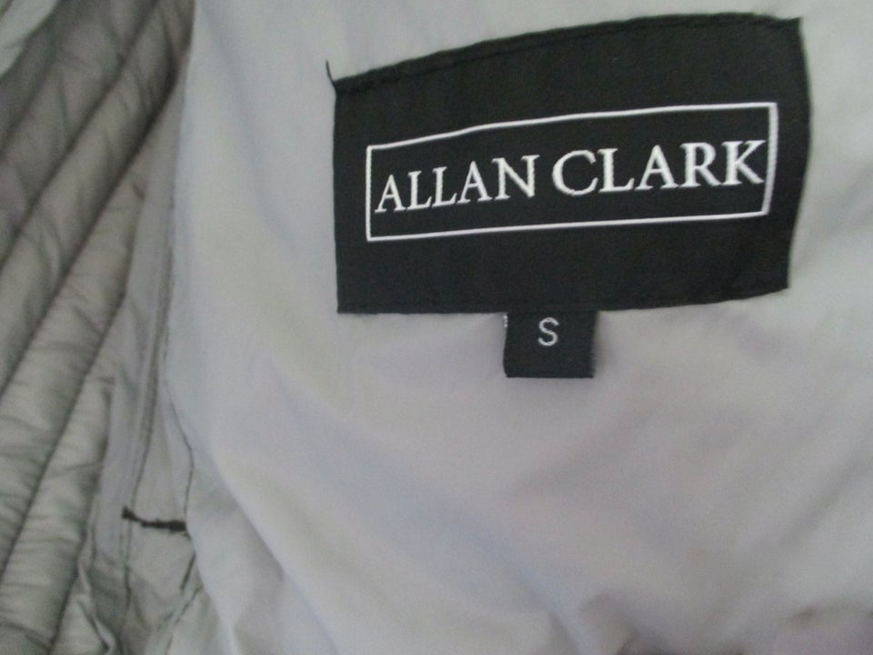 Dynejakke, str. S, Allan Clark