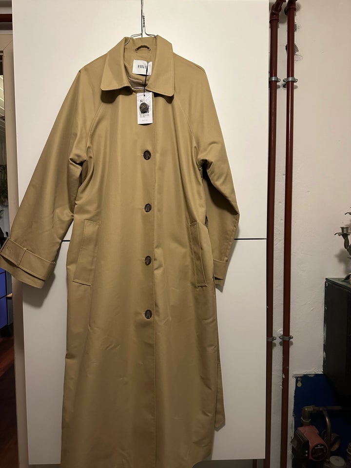 Trenchcoat, str. 40, Envii