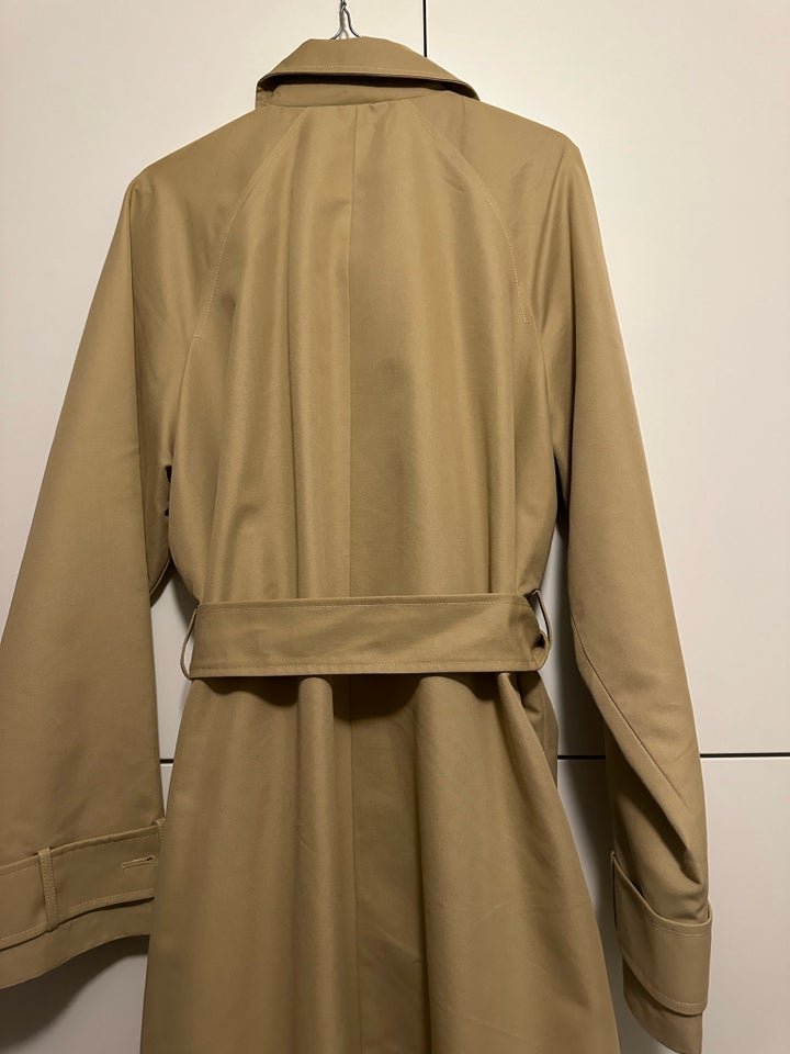 Trenchcoat, str. 40, Envii