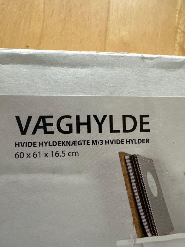 Væghylde, Room