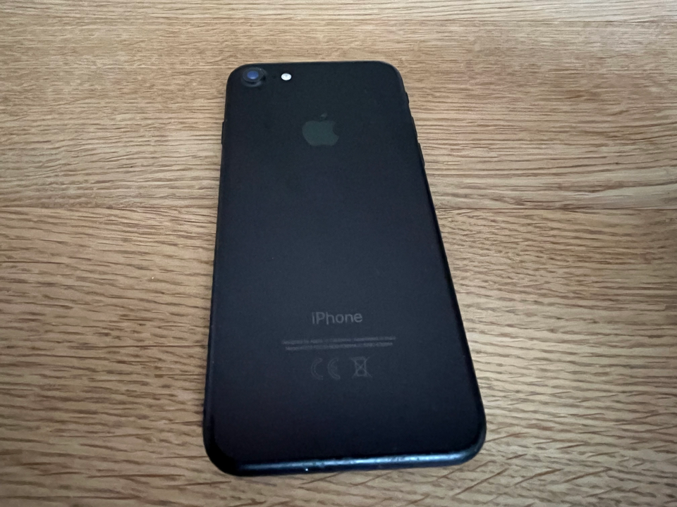 iPhone 7, 32 GB, sort