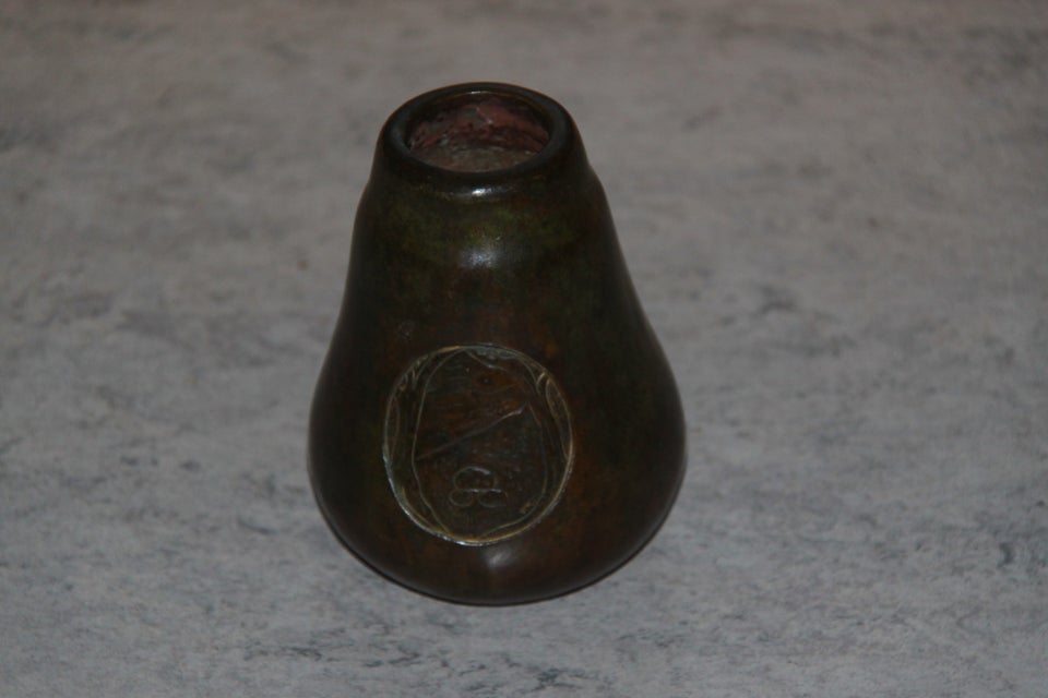 Smuk patineret bronze vase Mrk B