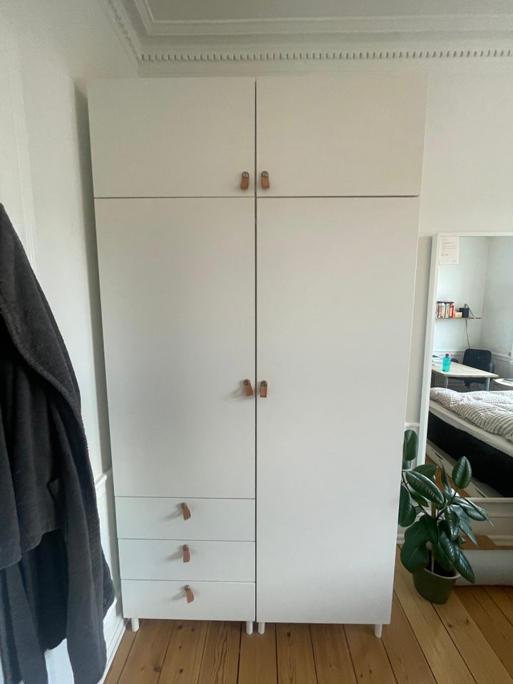 Klædeskab Ikea  b: 120 d: 57 h: 232