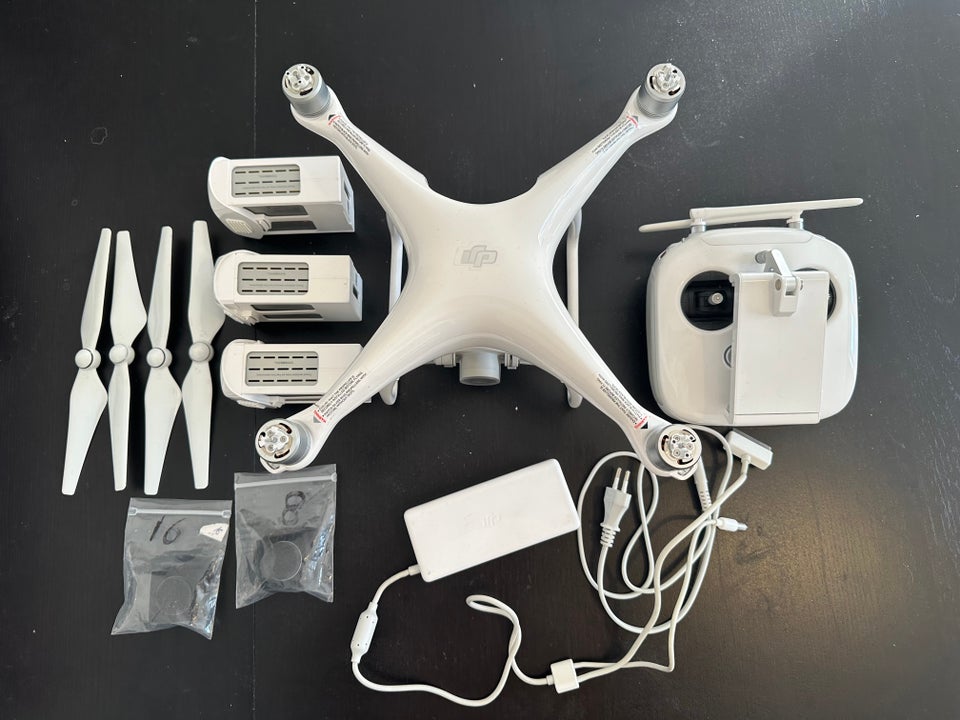 DJI Phantom 4  DJI Phantom 4