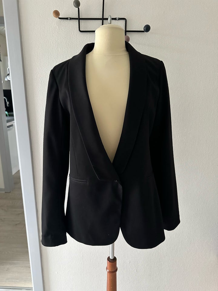 Blazer, str. 40, Object