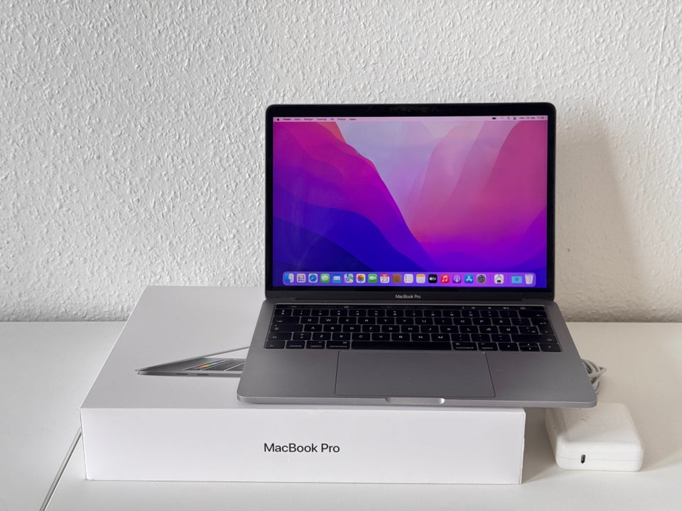 MacBook Pro, 8 GB ram, 256 GB