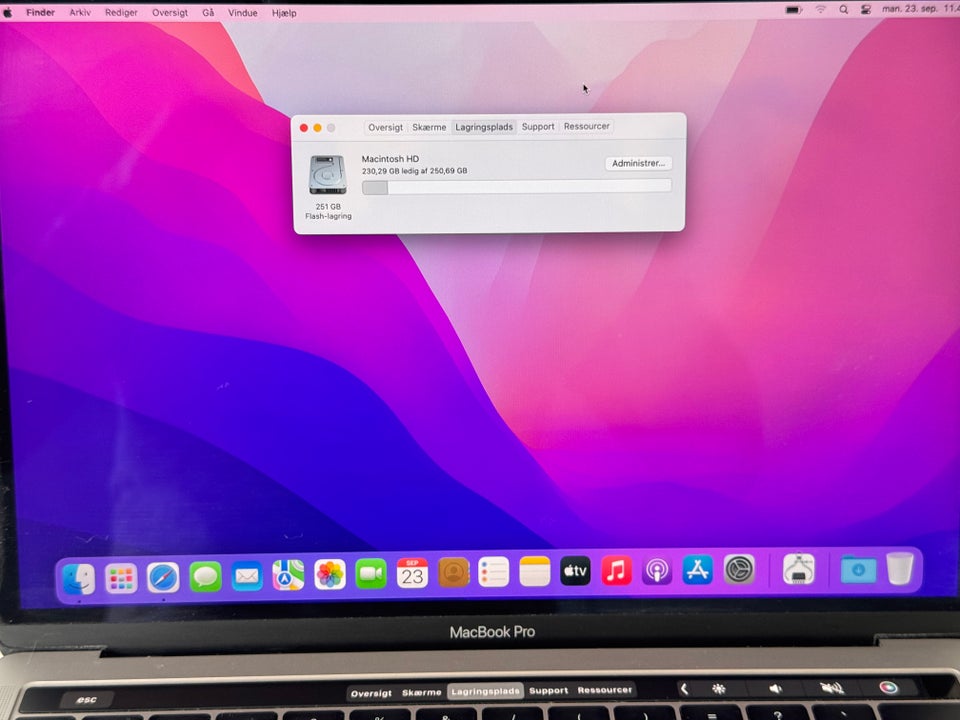 MacBook Pro, 8 GB ram, 256 GB