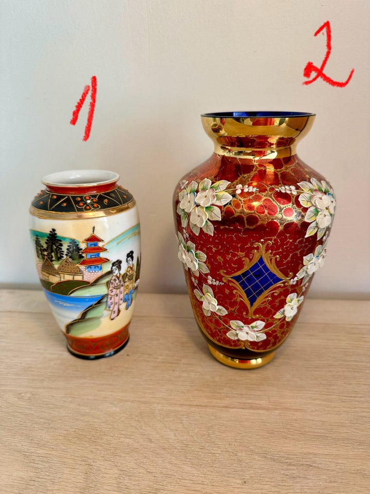 To vintage vaser  Glas porcelæn