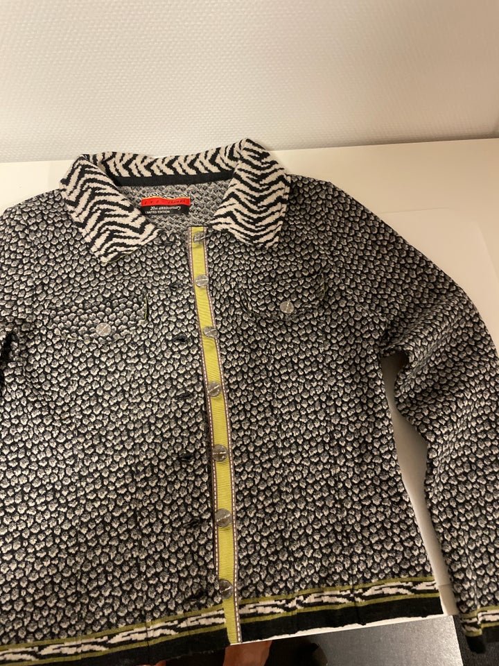 Cardigan, Eva Claudi, str. 42