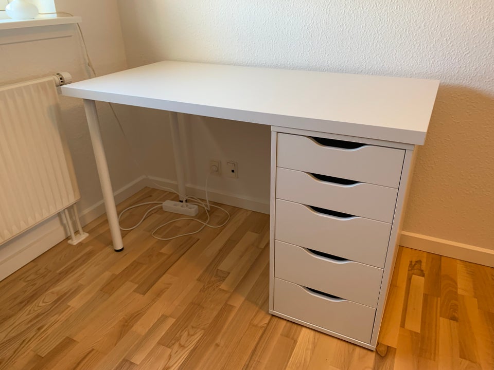 Skrivebord Ikea b: 120 d: 60 h: 73