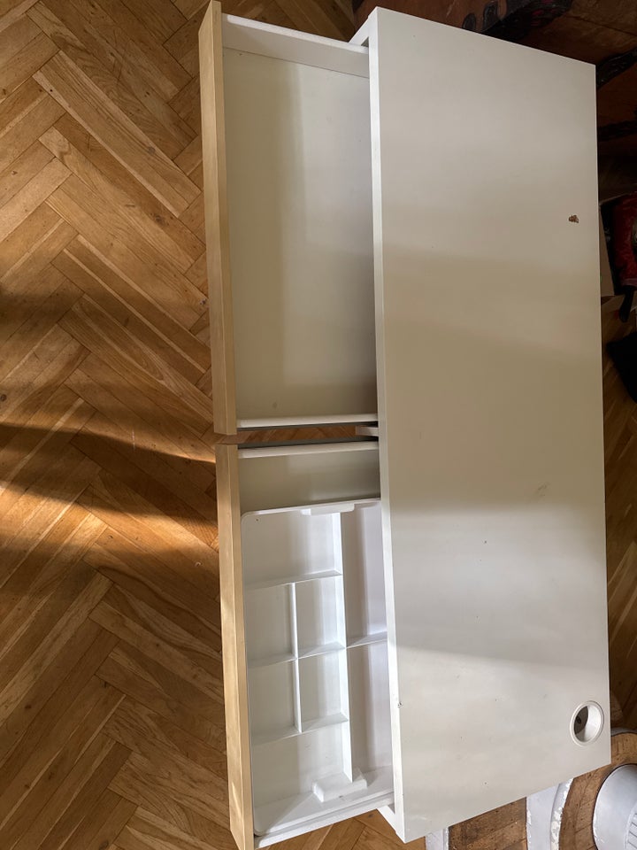 Skrivebord, Ikea, b: 142 d: 50 h: 75