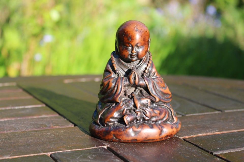 Buddha figur brun sten lakeret