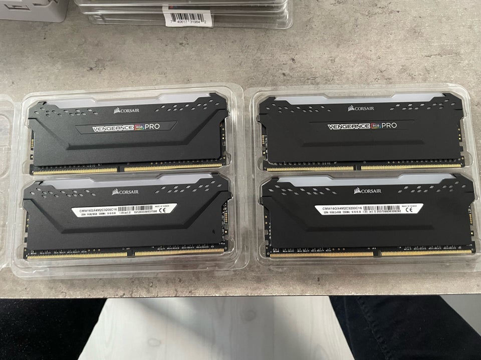 Corsair  32 DDR4 SDRAM