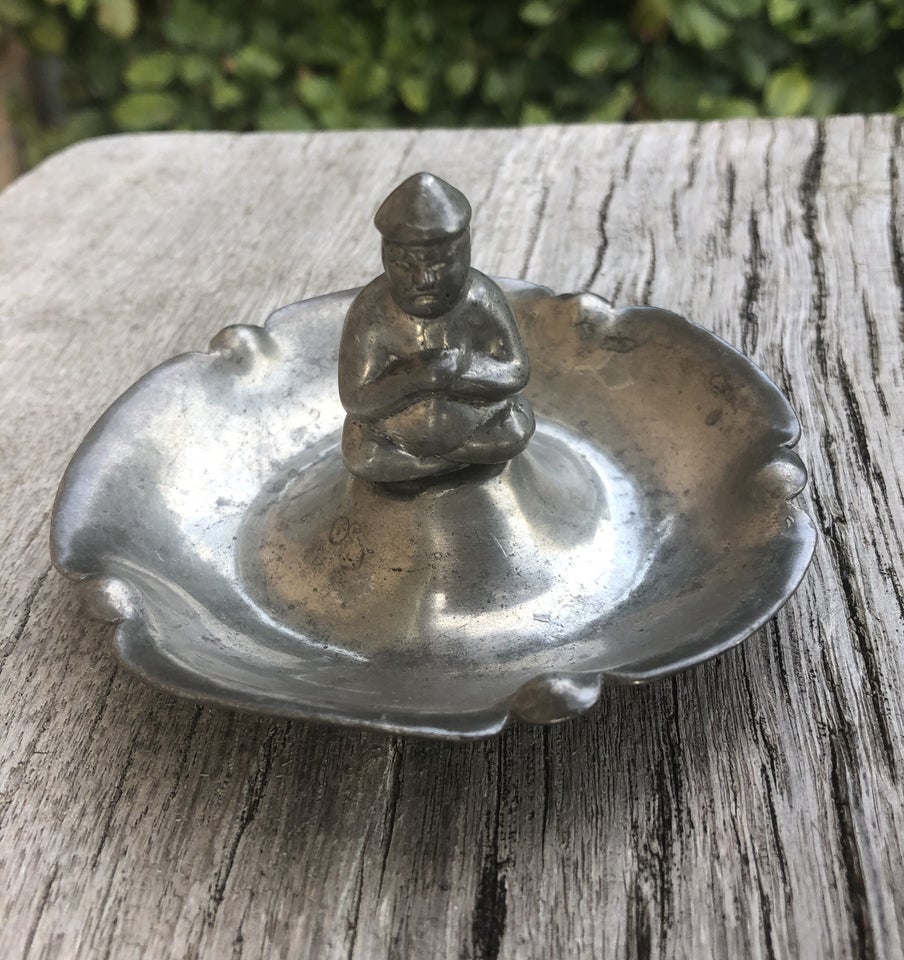 Tin skål med Buddha figur i midten