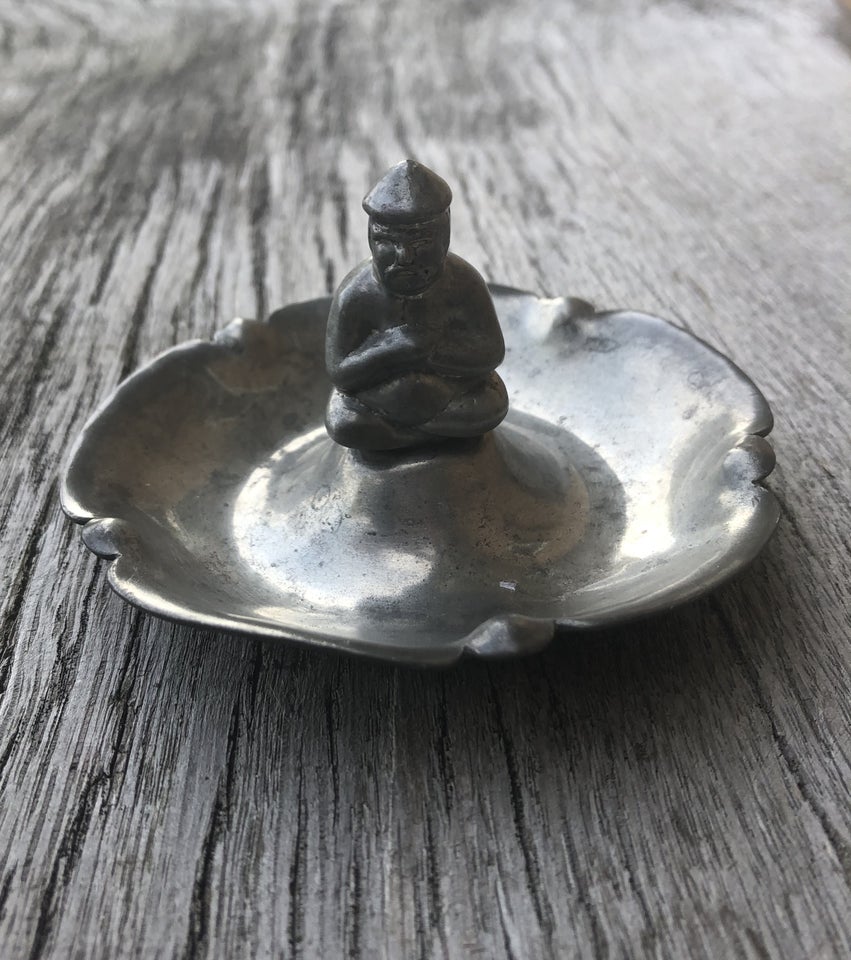 Tin skål med Buddha figur i midten