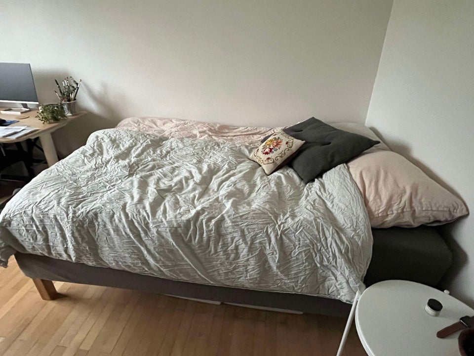 Dobbeltseng, IKEA, b: 140 l: 200 h: