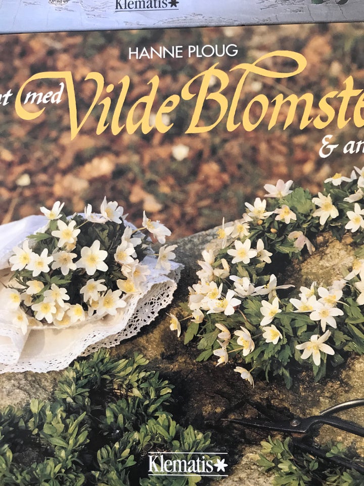 Pynt med blomster og pynt med vilde