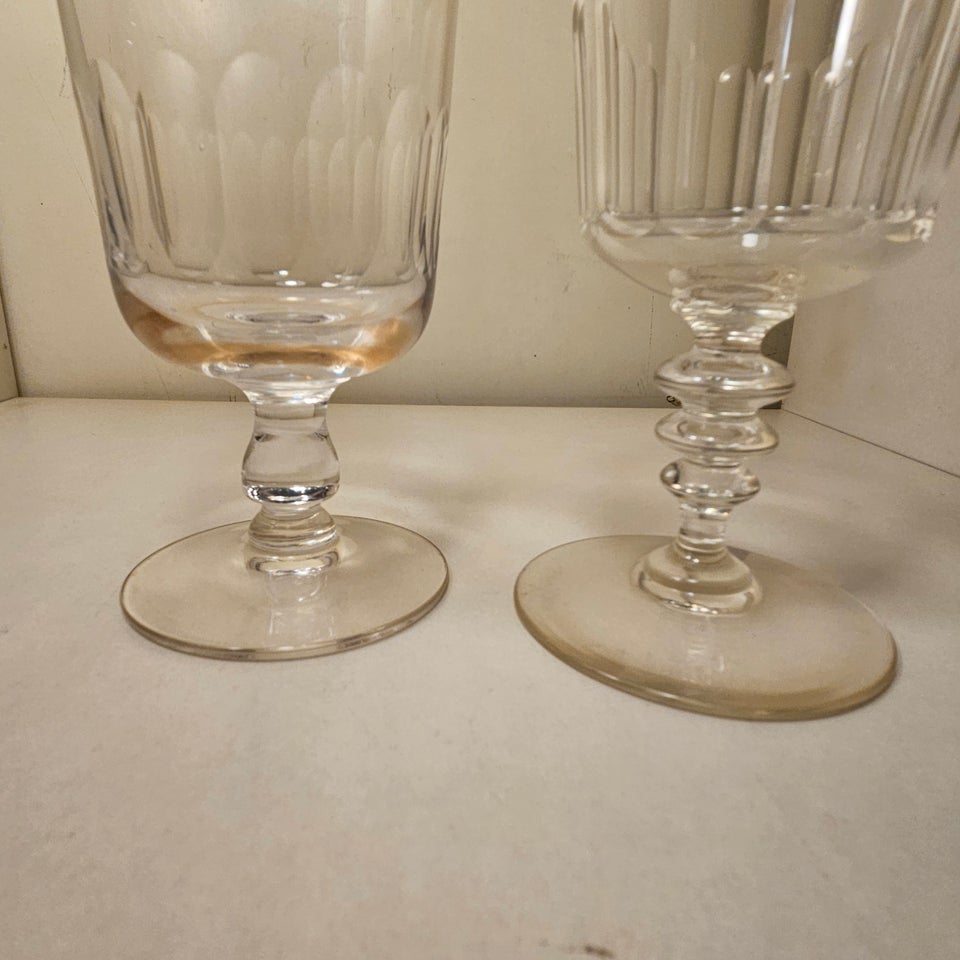 Glas Rødvinsglas 2 forskellige