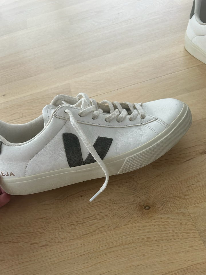 Sneakers, Veja, str. 44