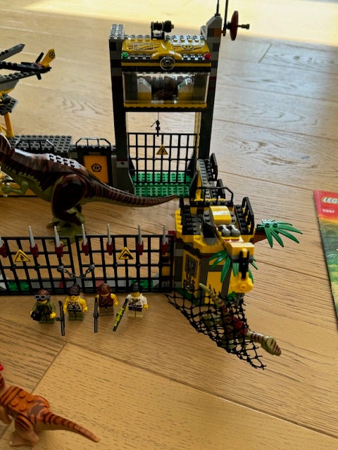 Lego Dino 5887 - Dino Defence HQ