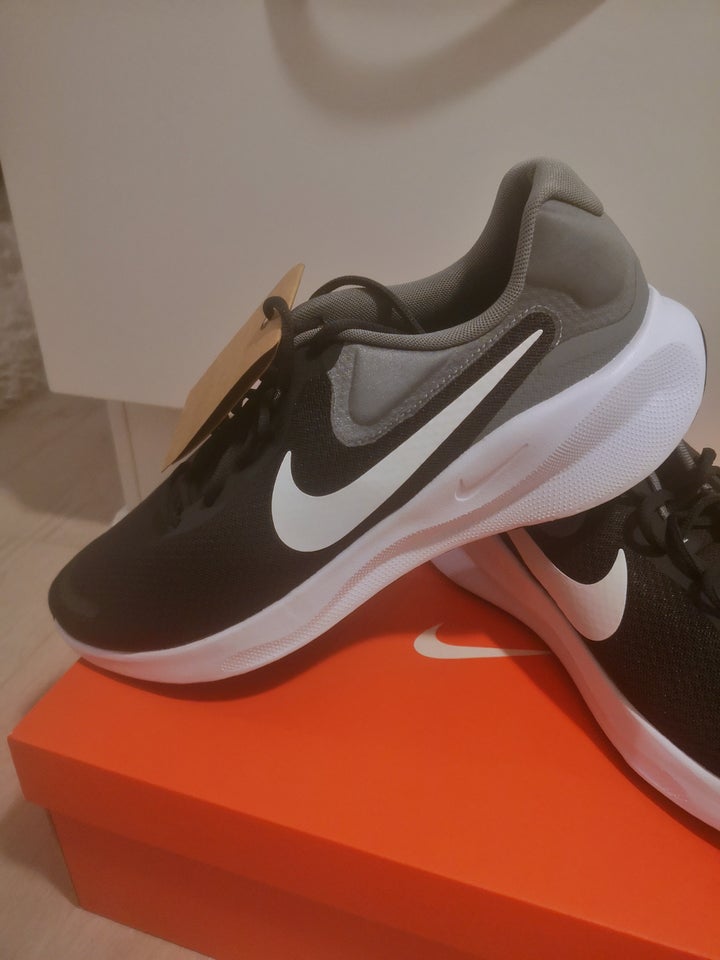 Sportssko, Nike revolution , str.