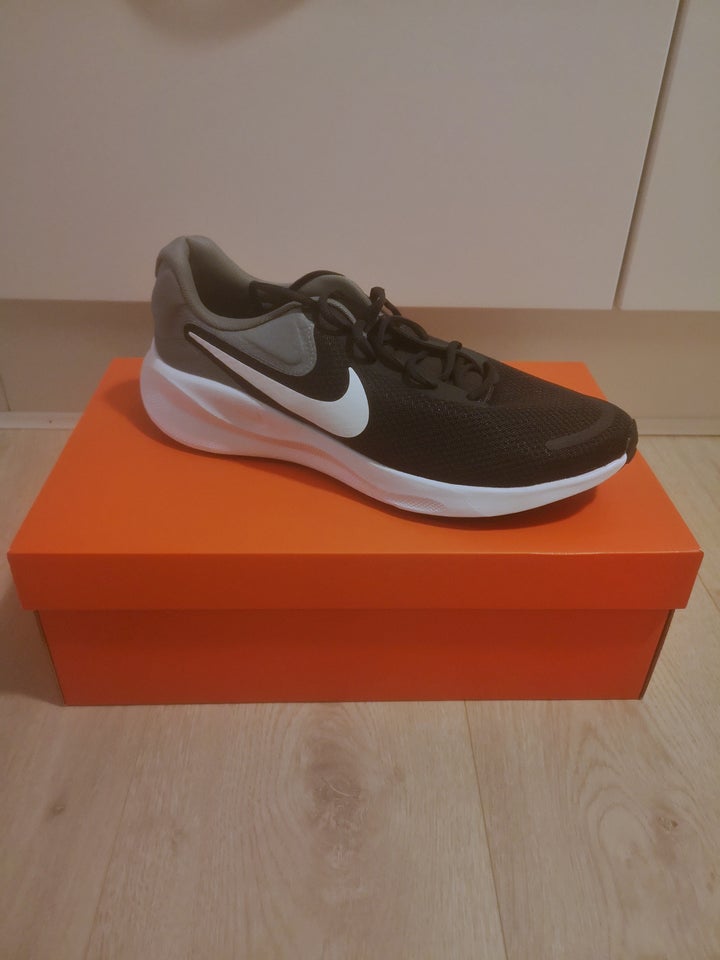 Sportssko, Nike revolution , str.