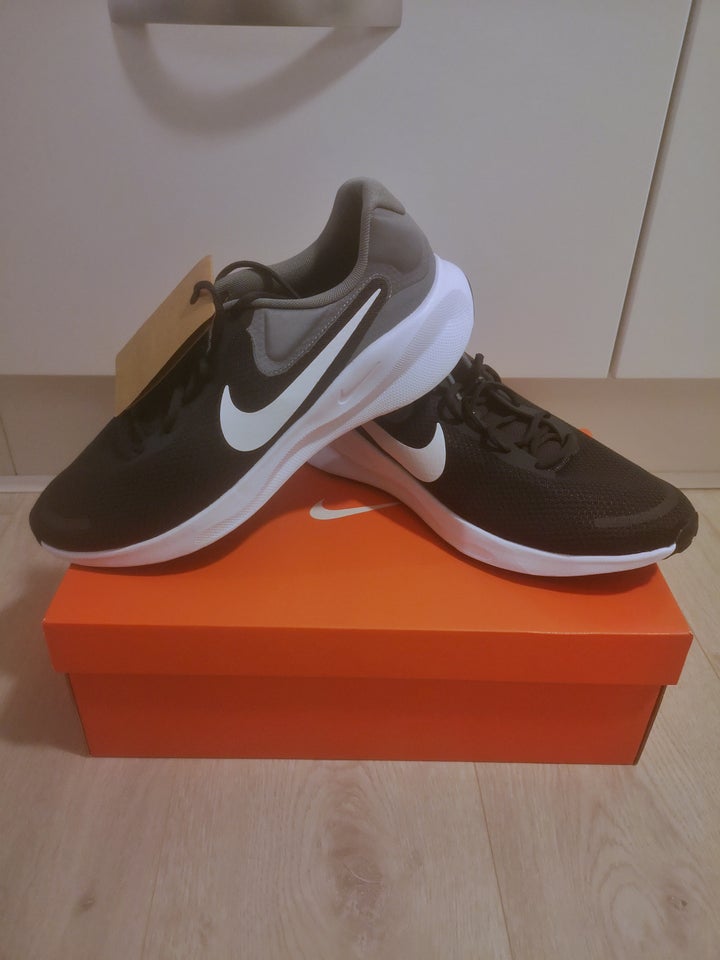 Sportssko, Nike revolution , str.