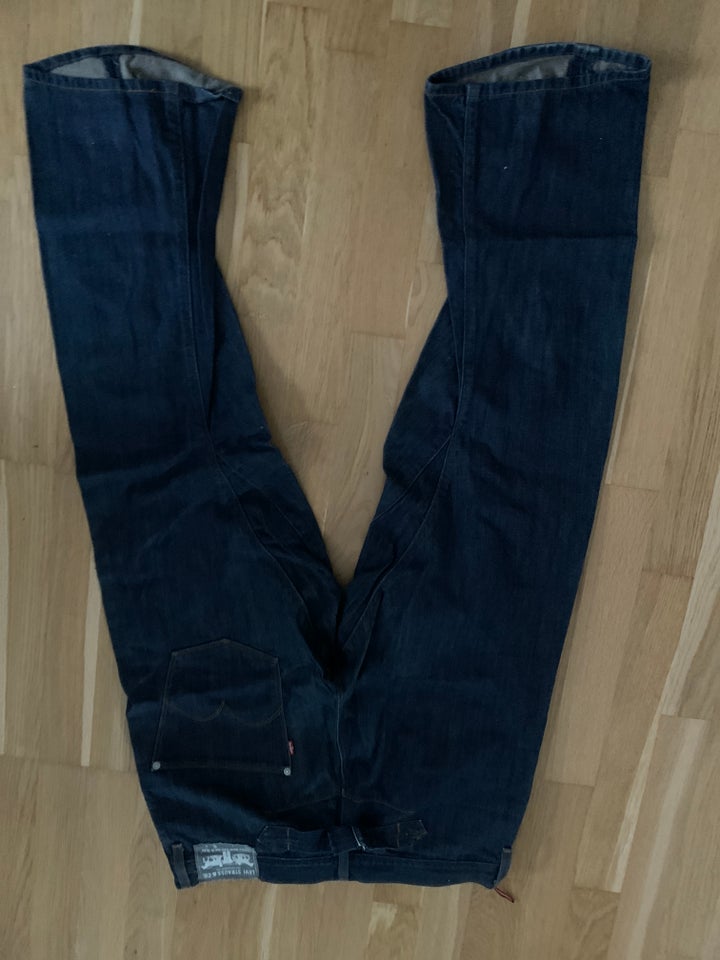 Jeans, Lewis , str. 32