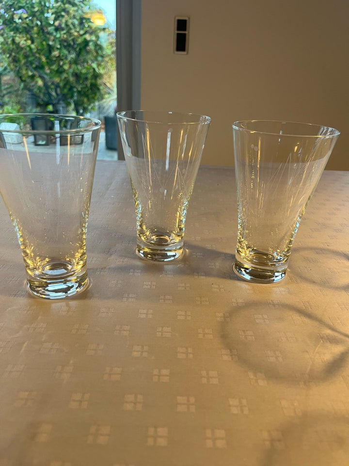 Glas, 8 likørglas, 3 øl glas og 1