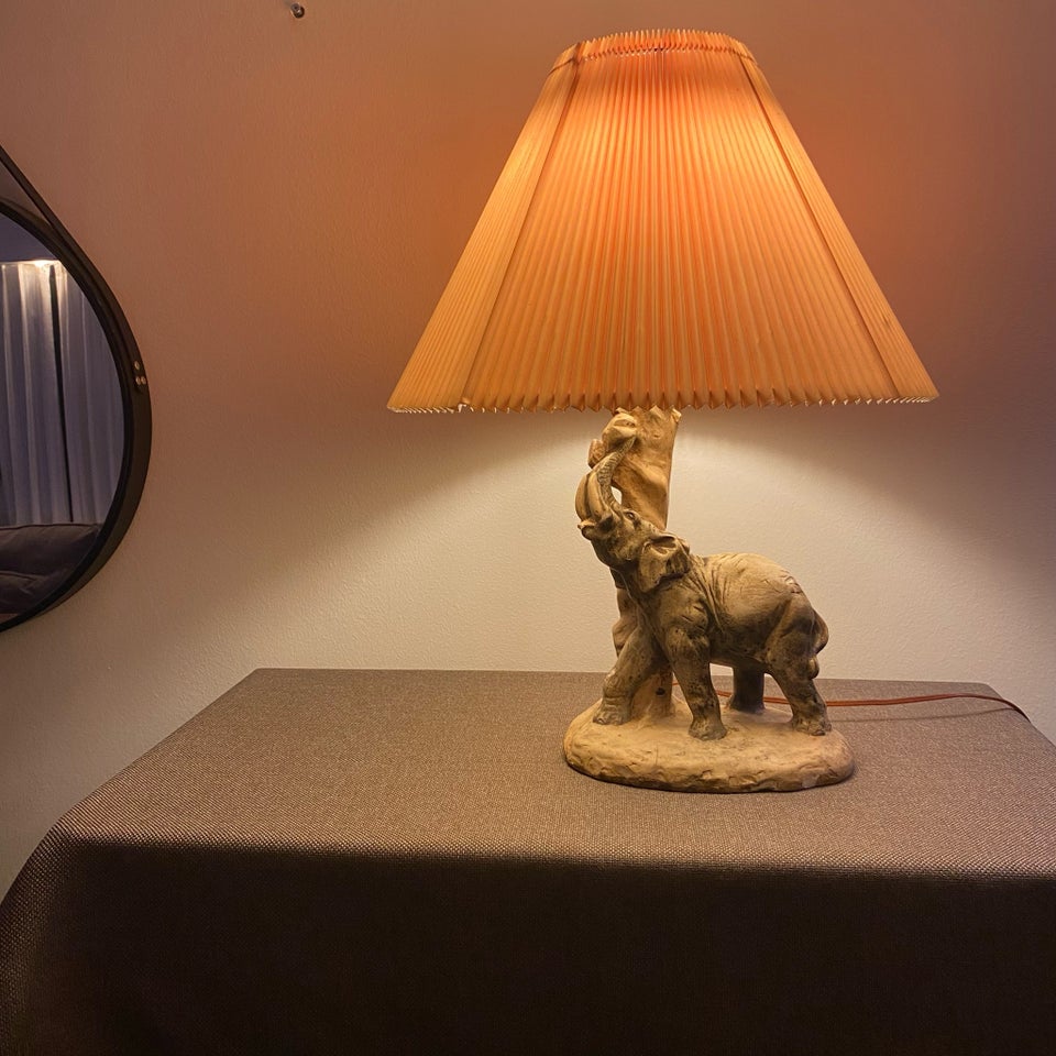 Anden bordlampe, Elefant