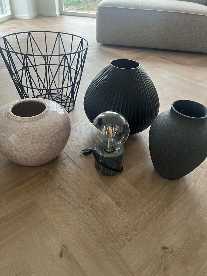 Vase, bordlampe, kurv