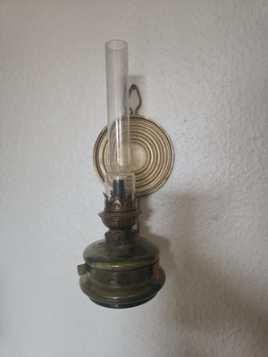 Væghængt petroleum lampe